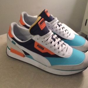 Puma sneaks, worn once!